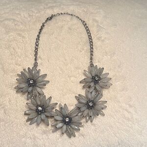 Elegant Silver/light blue Floral Necklace